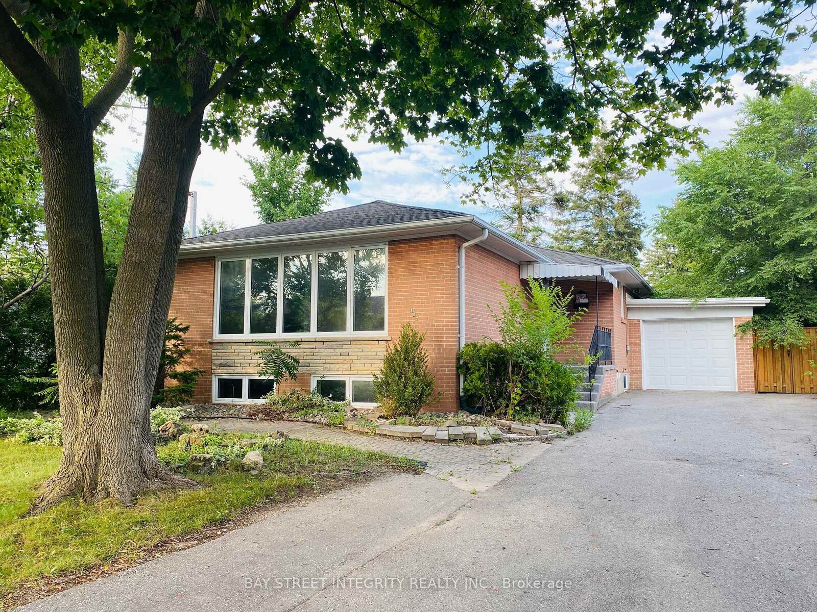 Property Photo:  207 Maple Avenue  ON L4C 2J4 