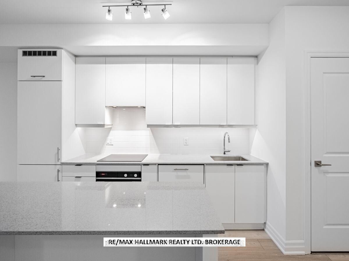 Property Photo:  36 Elm Drive W 1405  ON L5B 0N3 