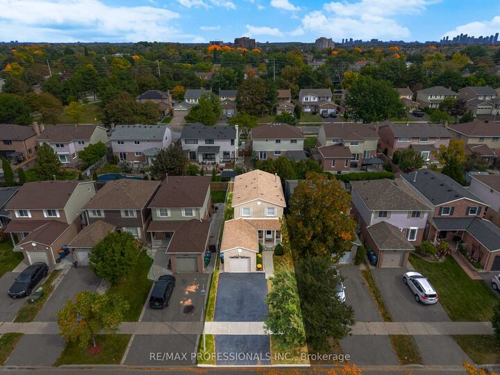 Property Photo: 6081 Fullerton Crescent ON L5N 3A3