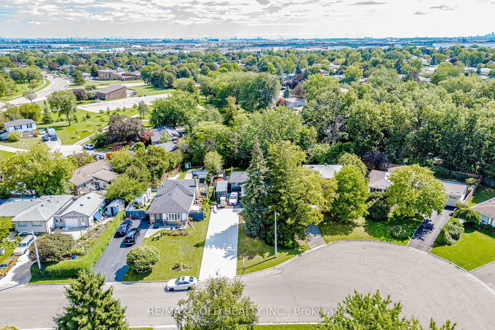 Property Photo: 44 Deloraine Drive ON L6T 1T7