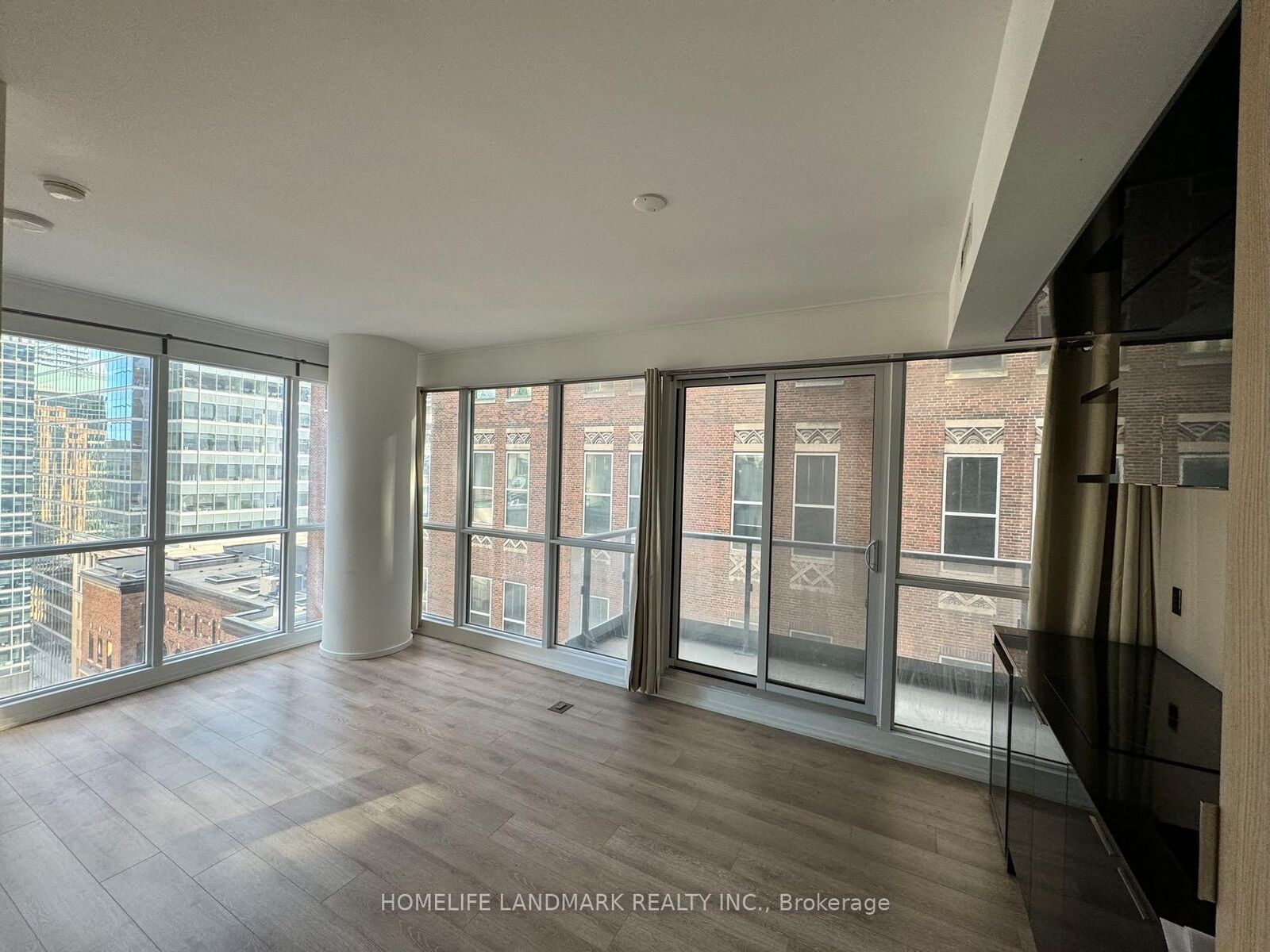 Property Photo:  70 Temperance Street 1806  ON M5H 0B1 