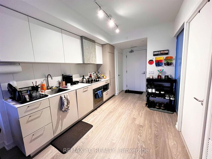Photo de la propriété: 19 Western Battery Road 2520 ON M6K 3S4
