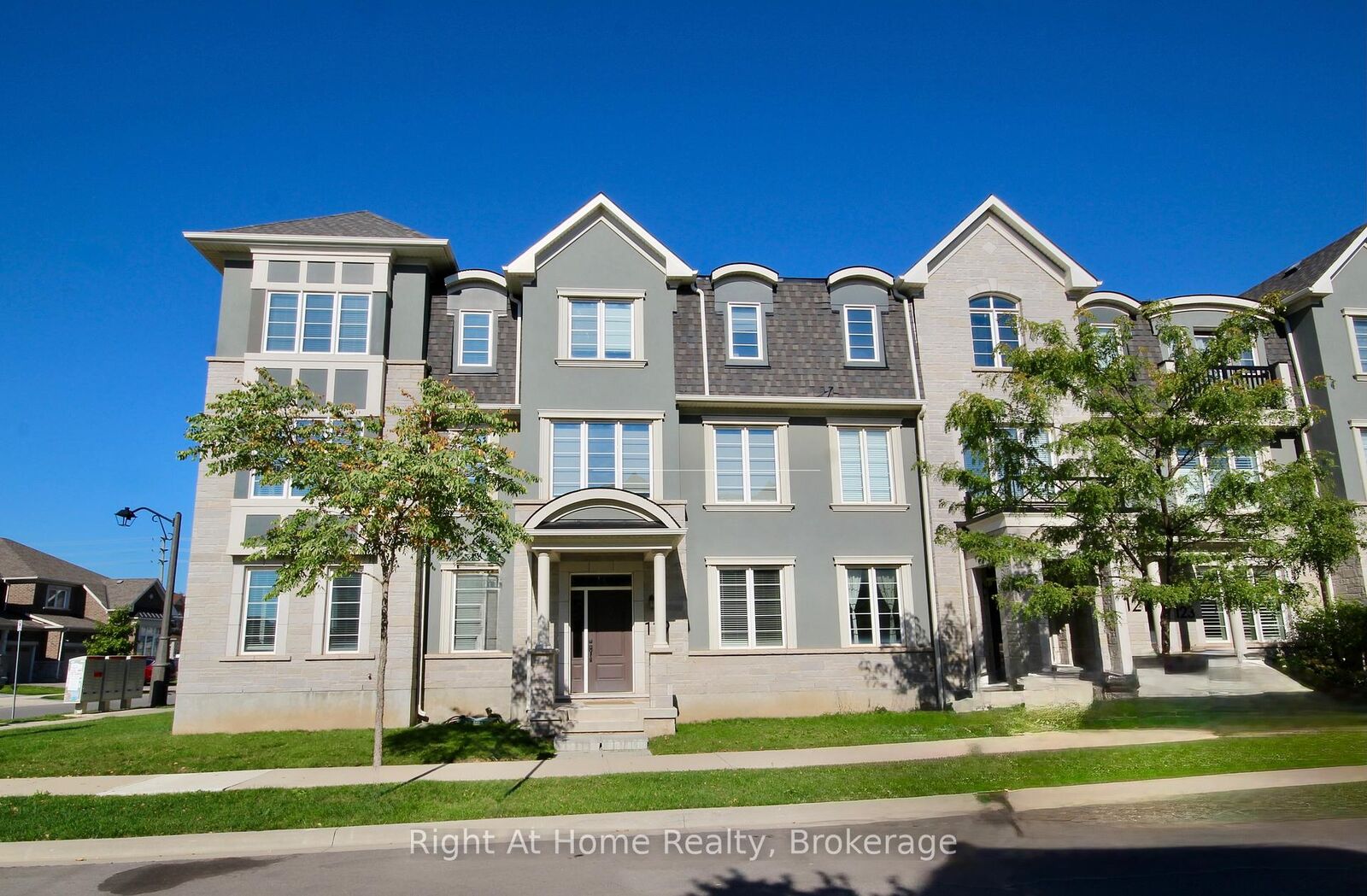 Photo de la propriété:  119 Stork Street  ON L6H 7C8 