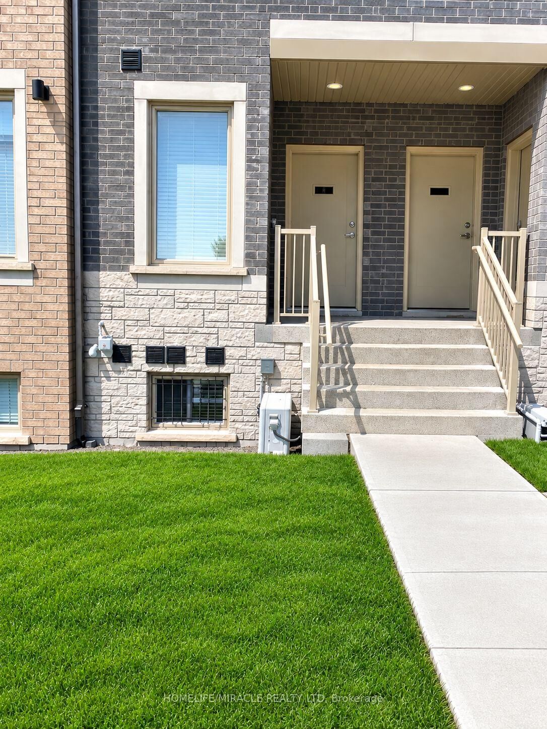 Property Photo:  151 Honeycrisp Crescent Th173  ON L4K 5Z8 