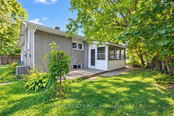 Property Photo:  2213 Circle Place  ON K1G 3E2 