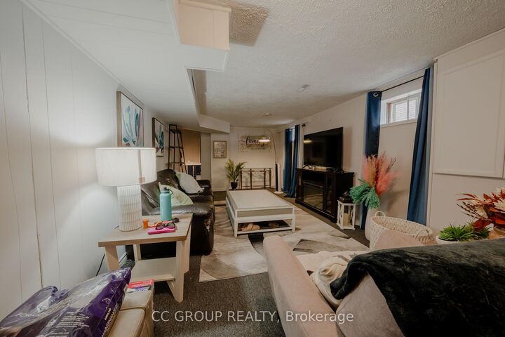 Property Photo:  3350 Delfi Road Lower  ON L5L 1S2 
