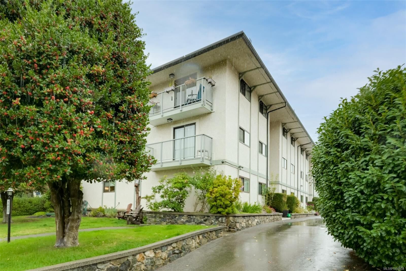 Property Photo:  1625 Belmont Ave #303  BC V8R 3Y8 
