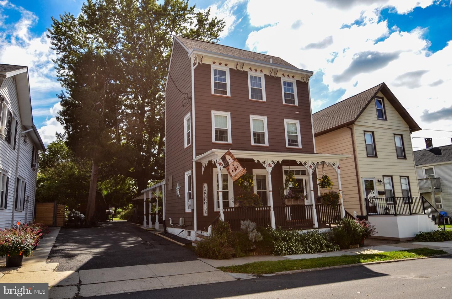 Property Photo:  122 E Burlington Street  NJ 08505 