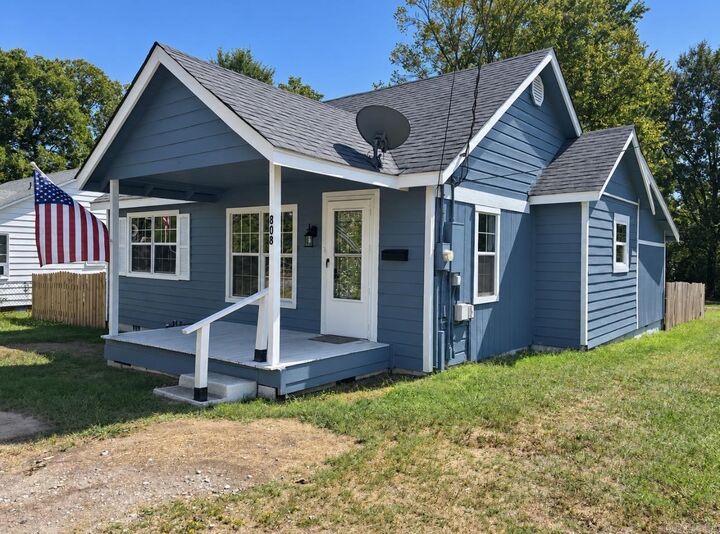 Property Photo:  808 W Hazel Street  AR 72015 