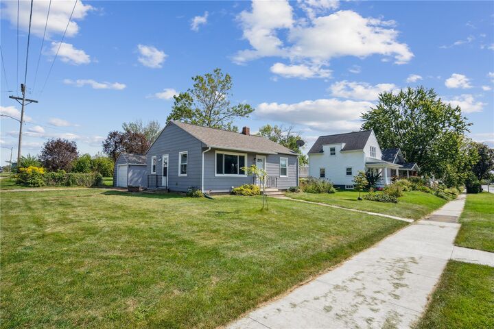 Property Photo: 1060 NE 17th Street IA 52402