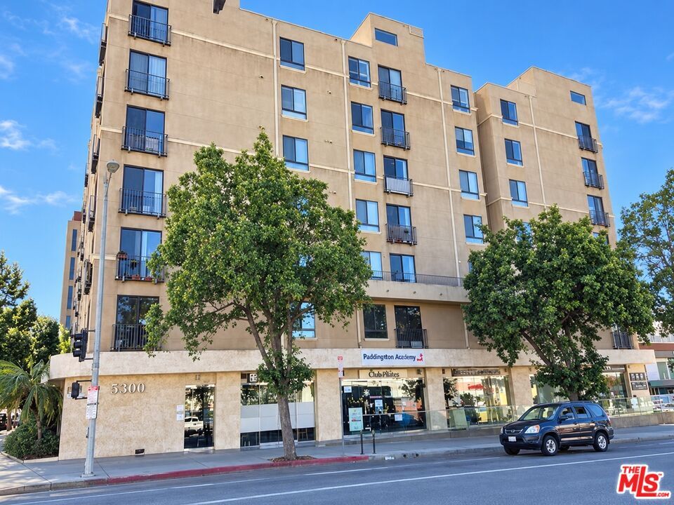 Property Photo: 625 S Berendo St, Unit 201 CA 90005