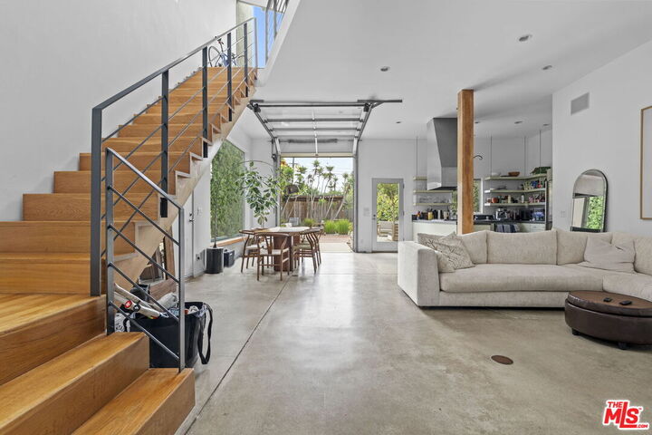 Property Photo:  550 Indiana Ave  CA 90291 