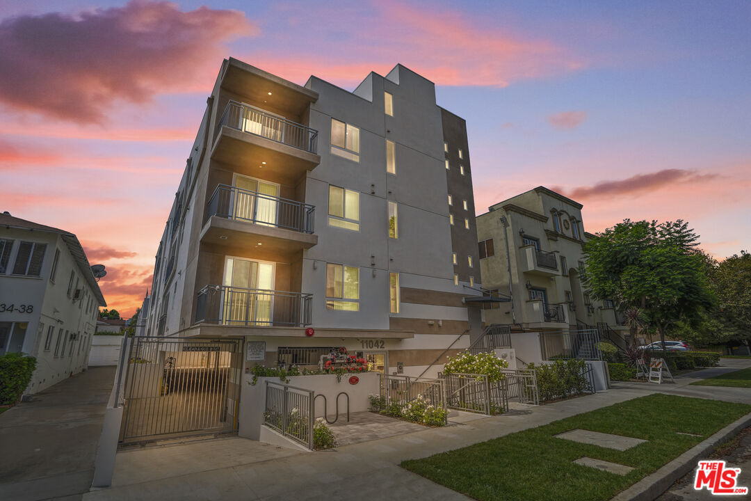 Property Photo:  11042 La Maida St, Unit 303  CA 91601 