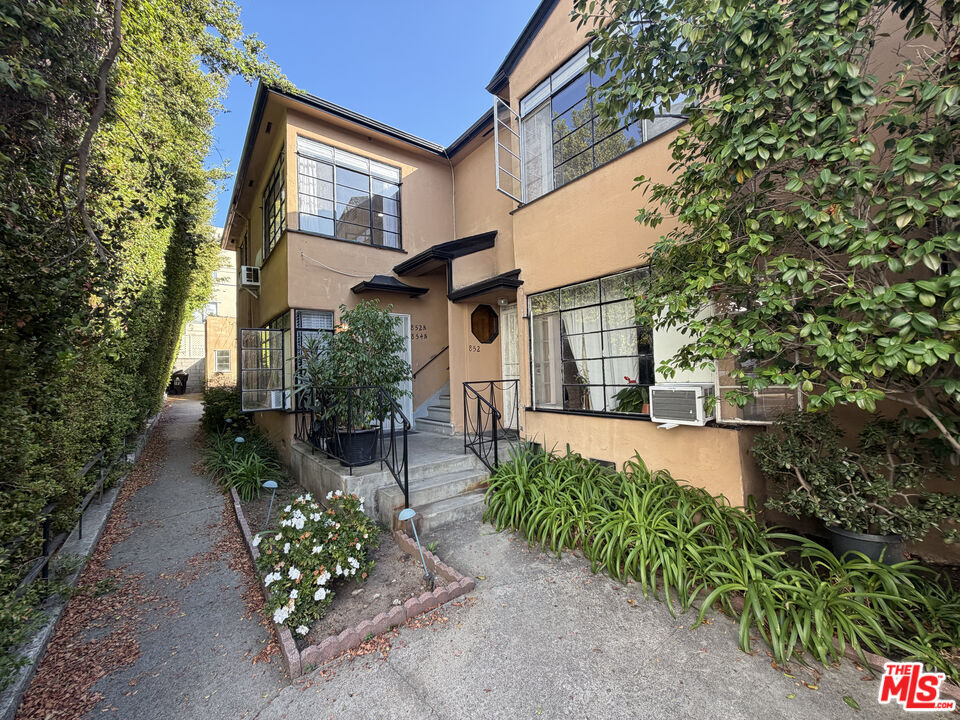 Property Photo: 852 1/2 S Plymouth Blvd CA 90005