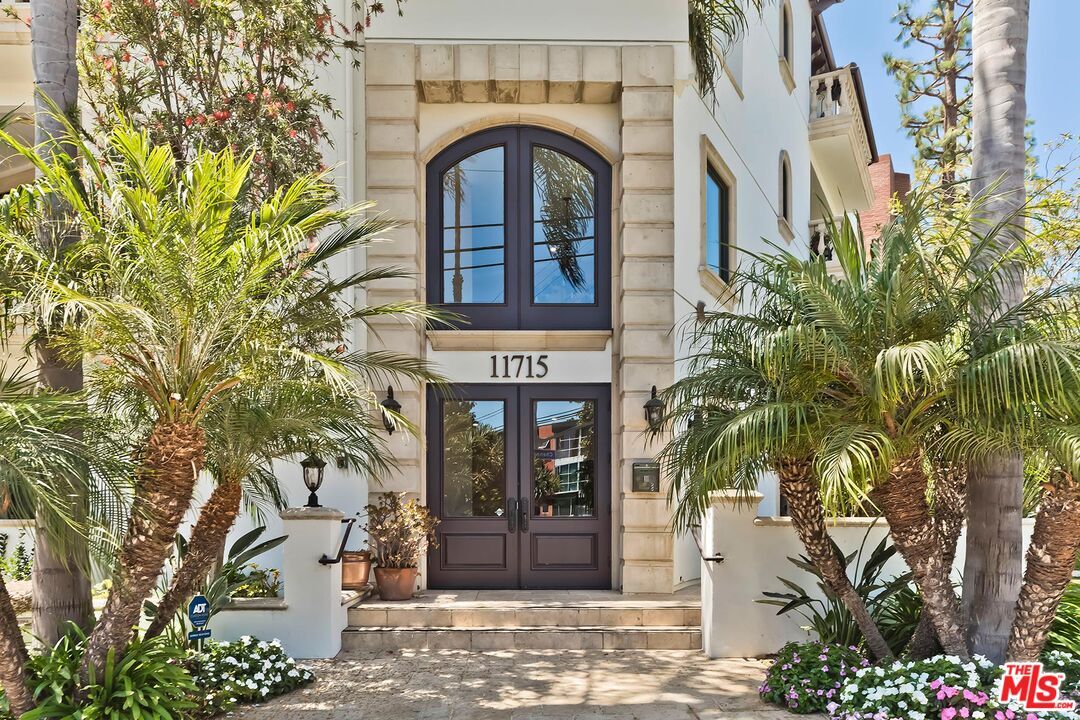 Property Photo:  11715 Chenault St, Unit Ph1  CA 90049 