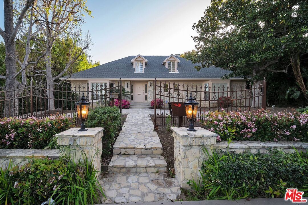 Property Photo:  713 Foothill Rd  CA 90210 