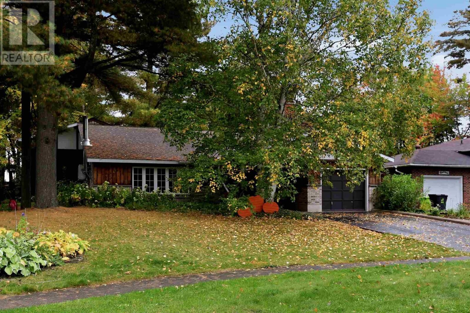 Property Photo:  23 Country Club Pl  ON P6A 5Z8 