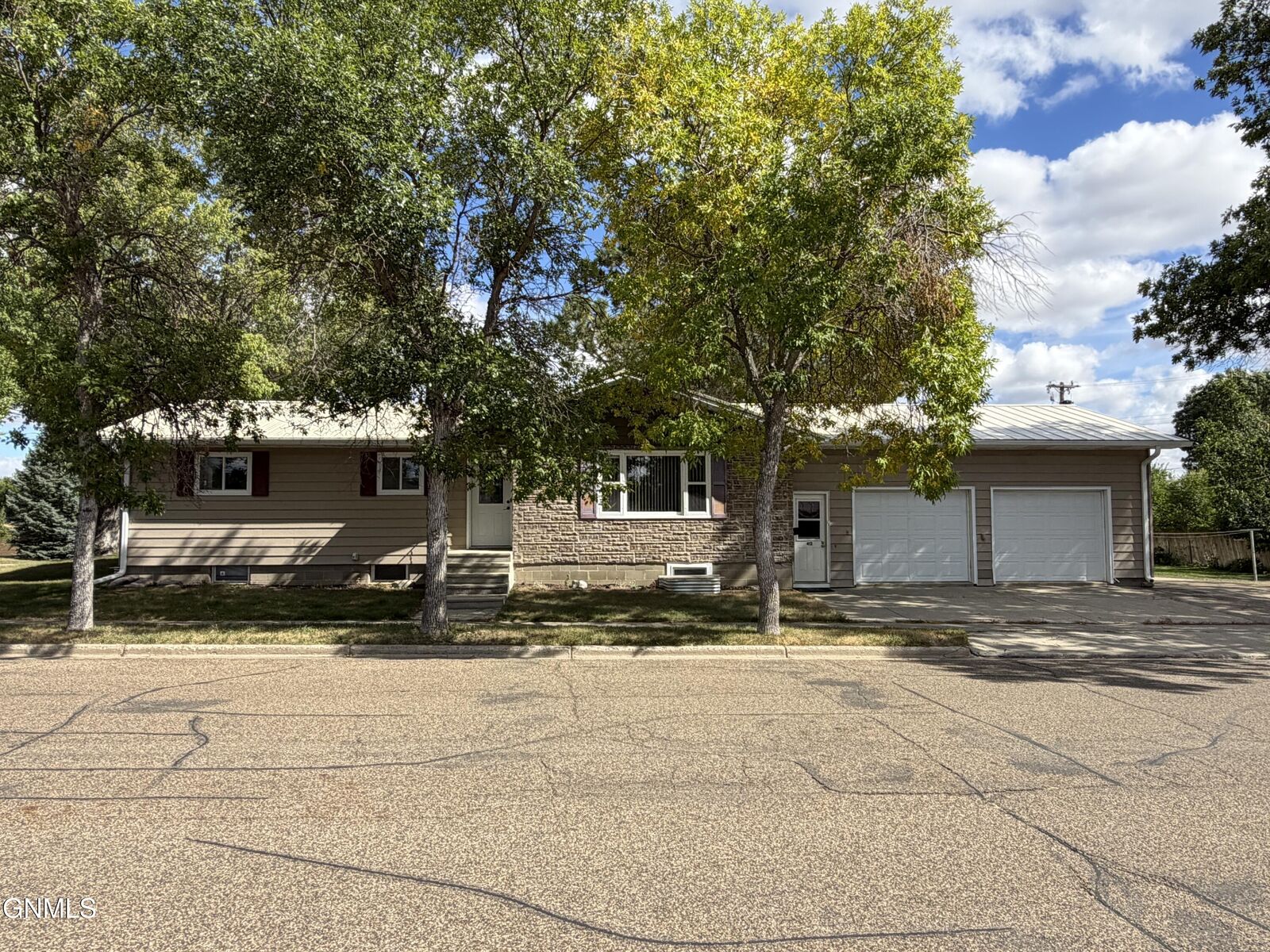 Property Photo: 412 Central Avenue N ND 58523