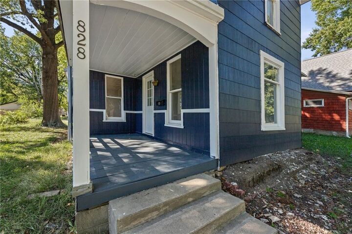 Property Photo:  828 N Jefferson Avenue  KS 66749 