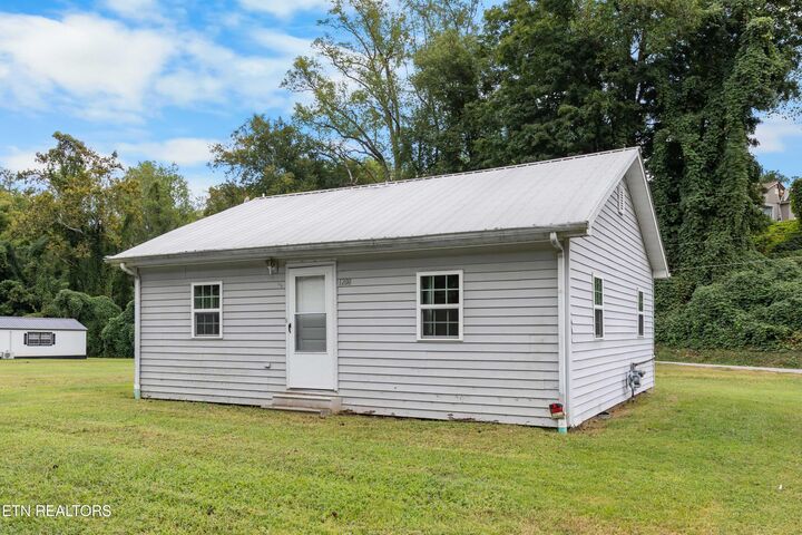 Property Photo:  1208 Old Roane St  TN 37748 