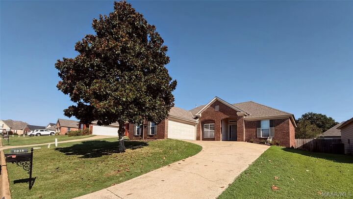Property Photo:  1018 Thistle Road  AL 36066 