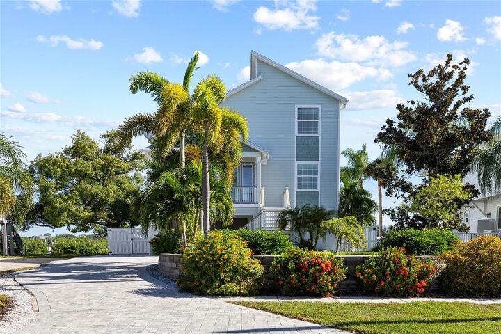 Property Photo:  1512 Riverside Drive  FL 34689 