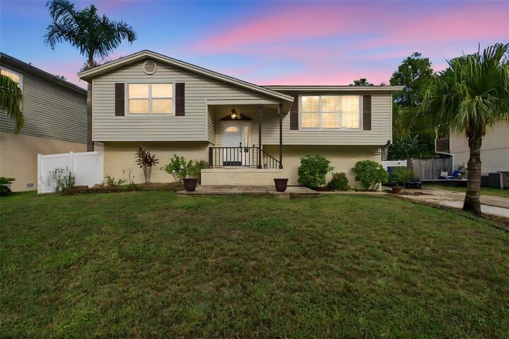 Property Photo:  915 Lynnlea Lane  FL 34689 