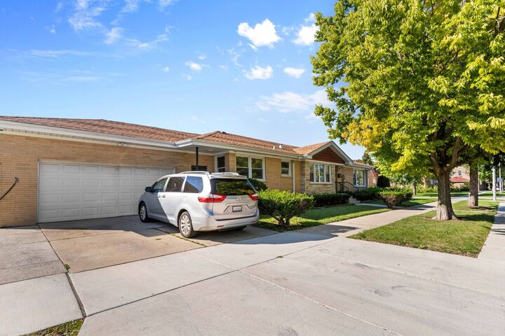 Property Photo:  5701 W Henderson Street  IL 60634 