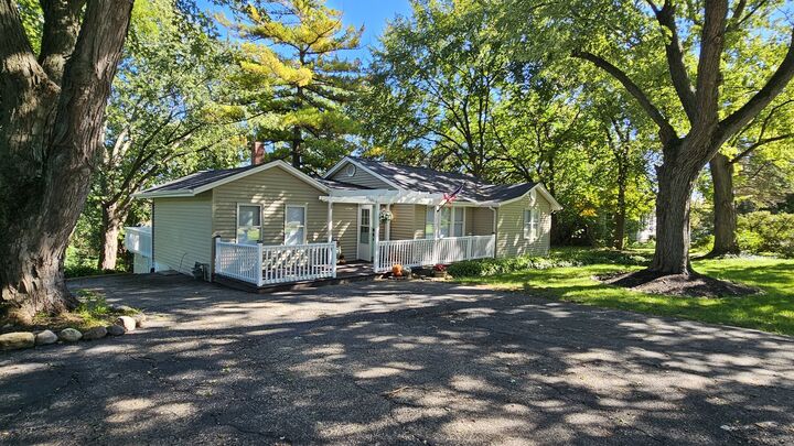 Property Photo: 1105 S Hough Street IL 60010