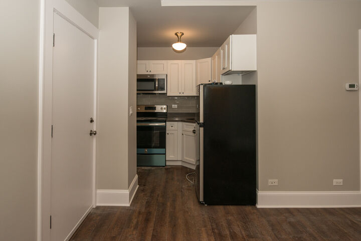 Property Photo:  817 W Lakeside Place 208  IL 60640 
