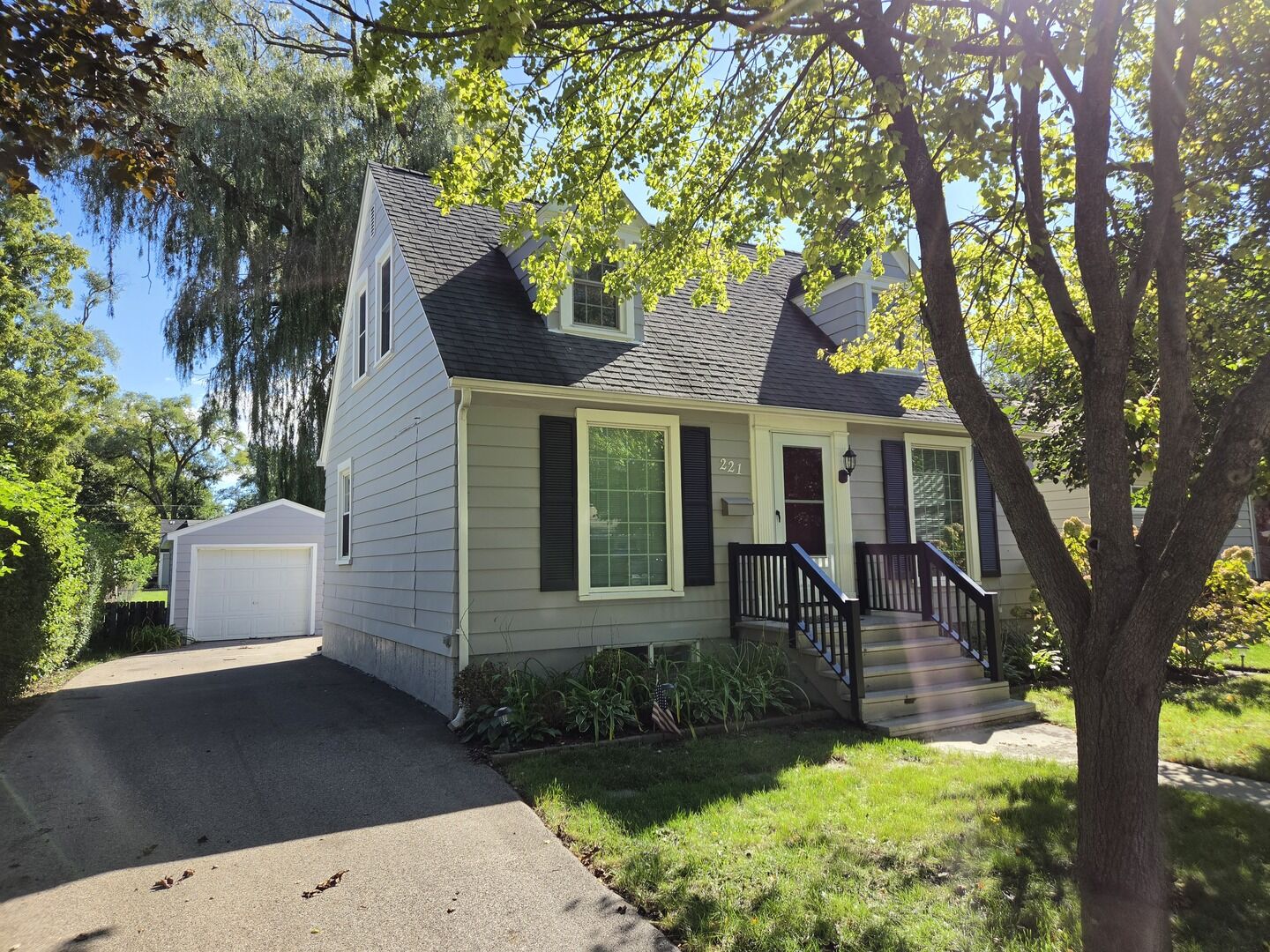 Property Photo:  221 N Prairie Avenue  IL 60060 