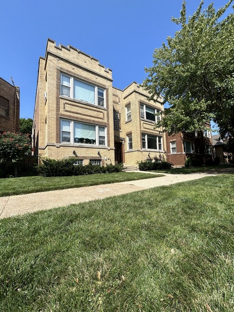Property Photo:  3708 N Whipple Street 2  IL 60618 
