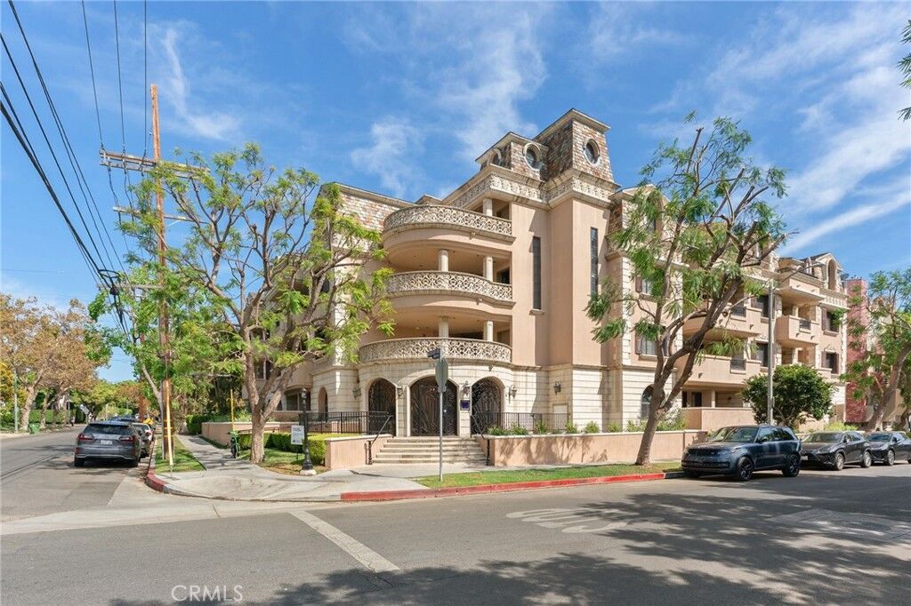 Property Photo:  850 N Croft Avenue 306  CA 90069 
