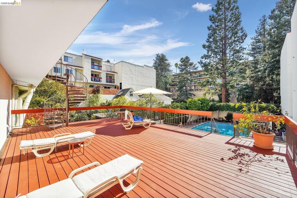 Property Photo: 2005 Pleasant Valley 215 CA 94611-4622