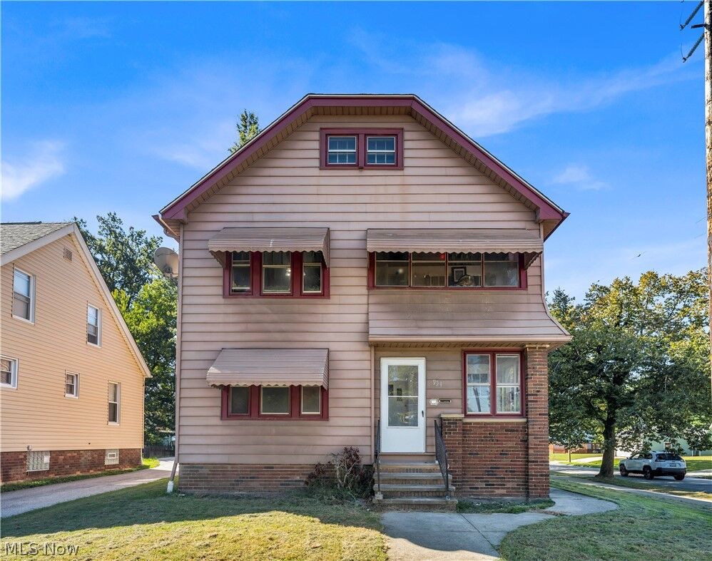Property Photo:  954 E 239th Street 1/Dn  OH 44123 