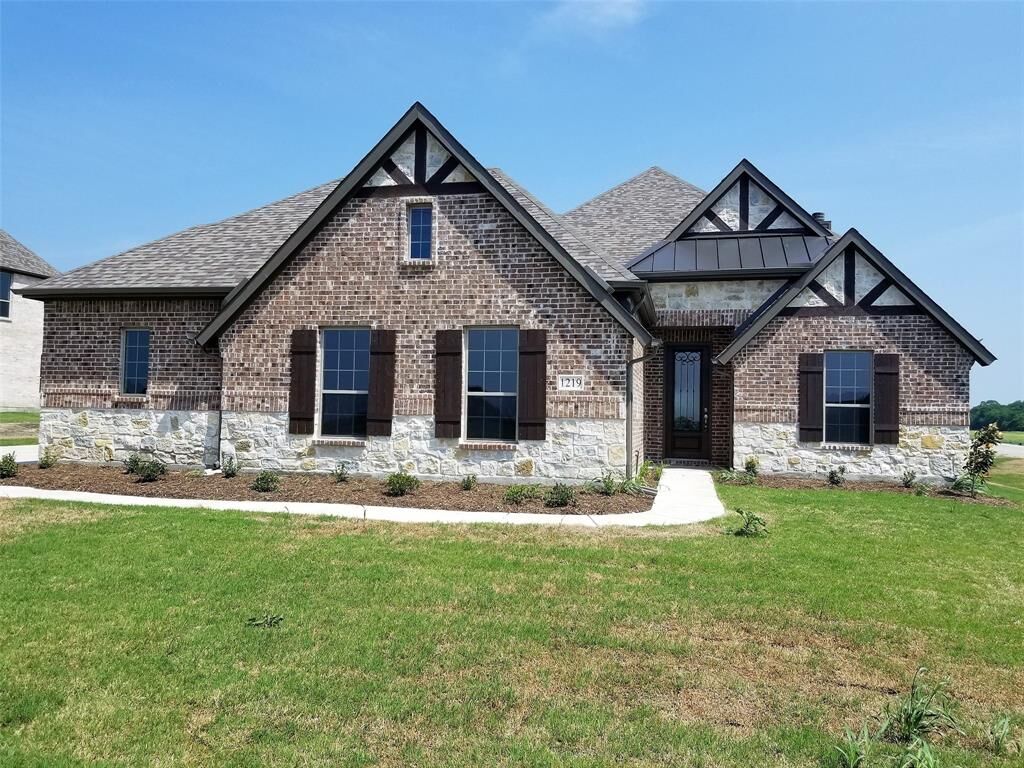 Property Photo: 397 Willie's Court TX 76273