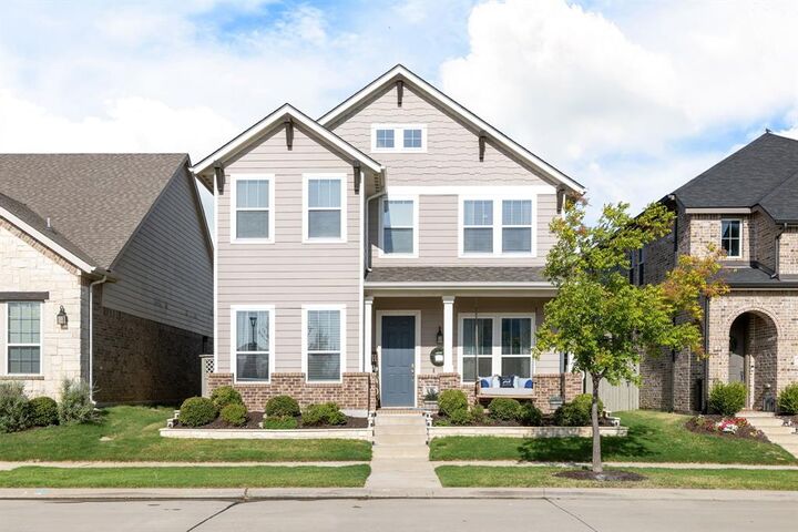 Property Photo: 816 Pearl Place TX 76247