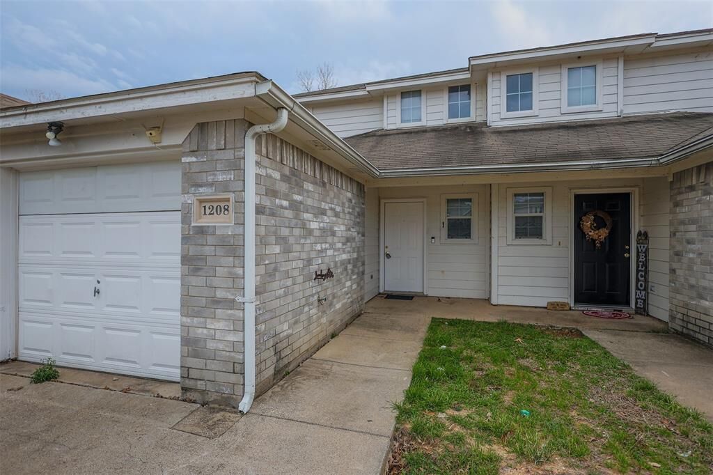 Property Photo:  1208 Village Garden Drive  TX 76020 