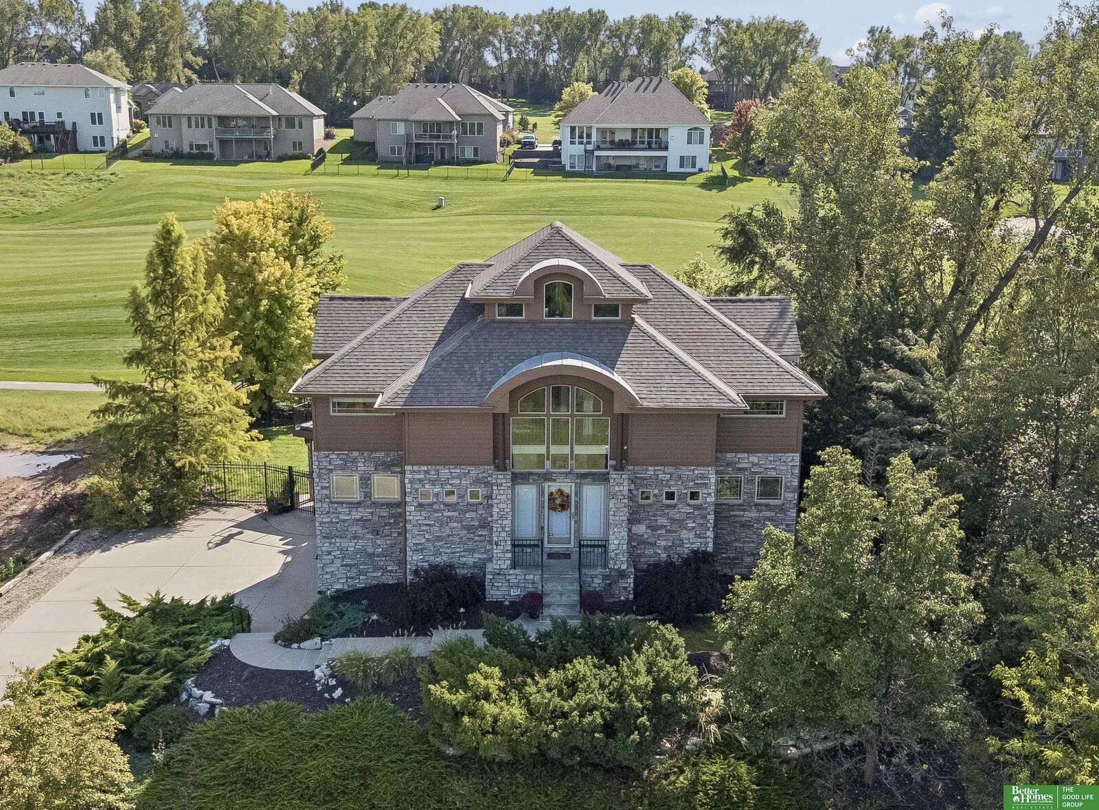 Property Photo: 1421 E Ridge Way NE 68003