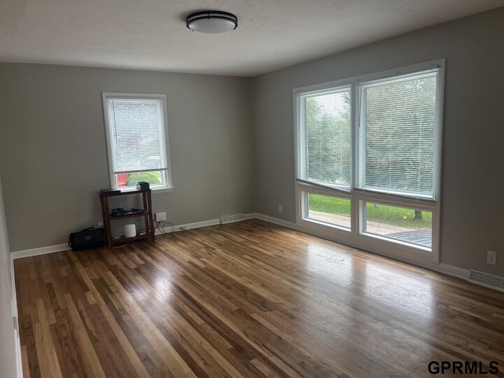 Property Photo:  711 5th Avenue  NE 68048-9999 