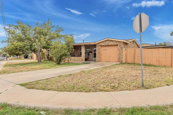 Property Photo: 4307 McKnight Dr TX 79762