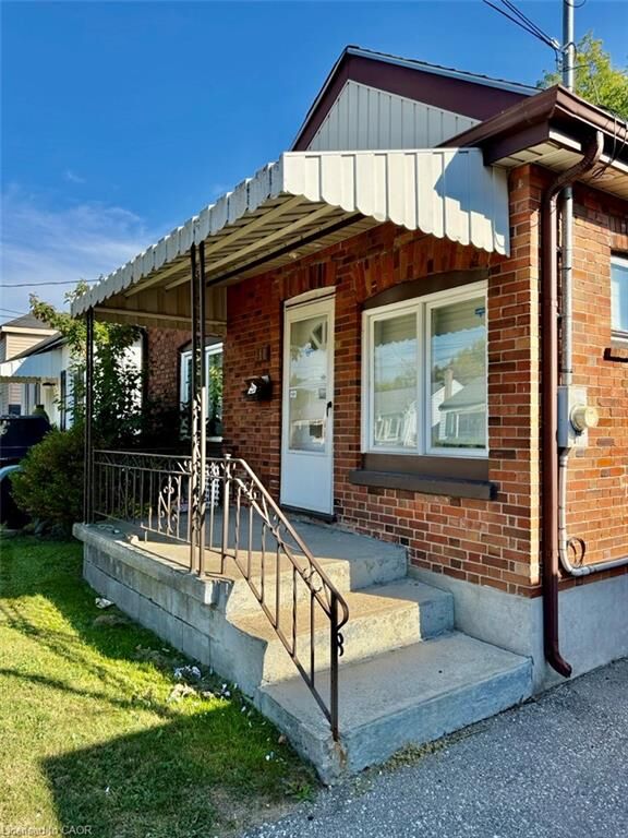 Property Photo:  311 Marlborough Street  ON N3S 4T8 