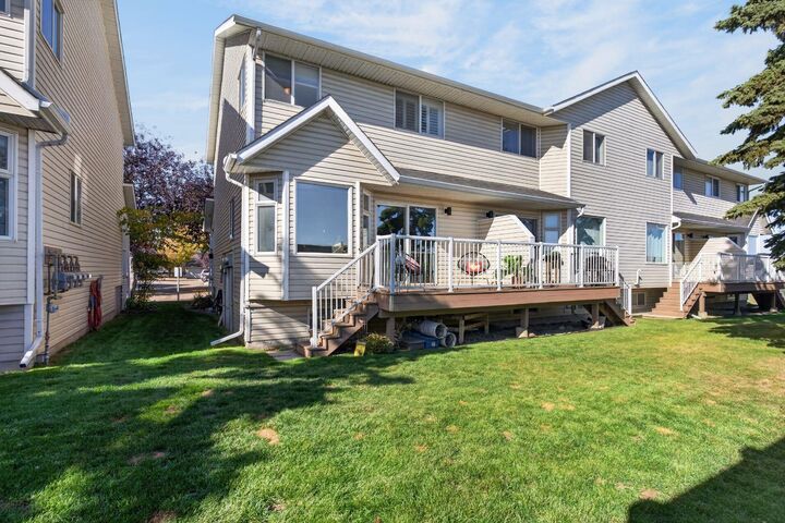 Property Photo:  567 Edmonton Trail NE 9  AB T4B 2L4 