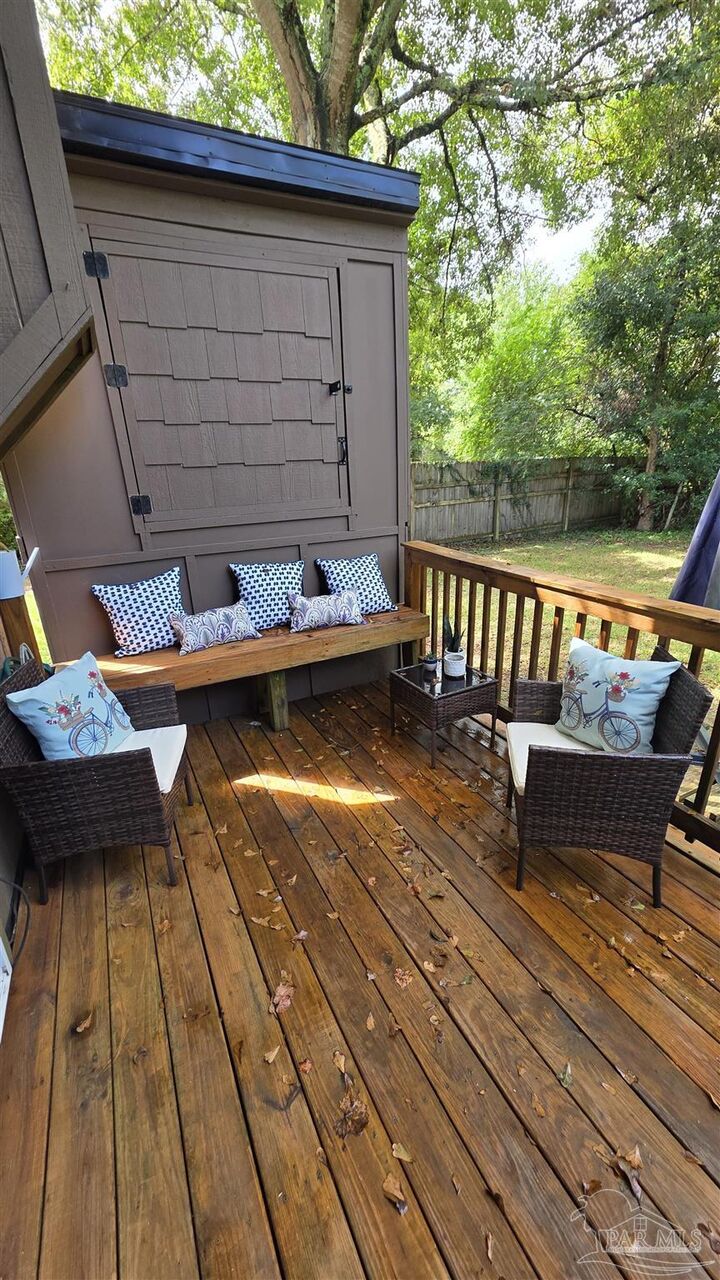 Property Photo: 8121 Stonebrook Dr FL 32514
