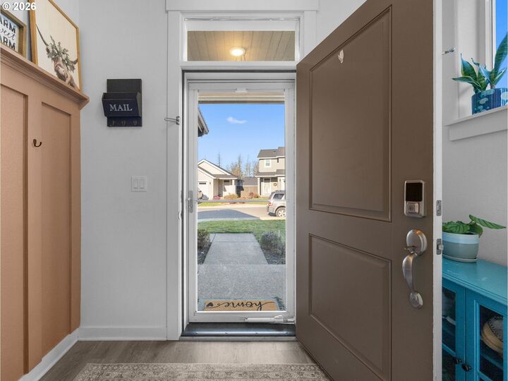Property Photo: 252 NE Arrowhead Dr OR 97023