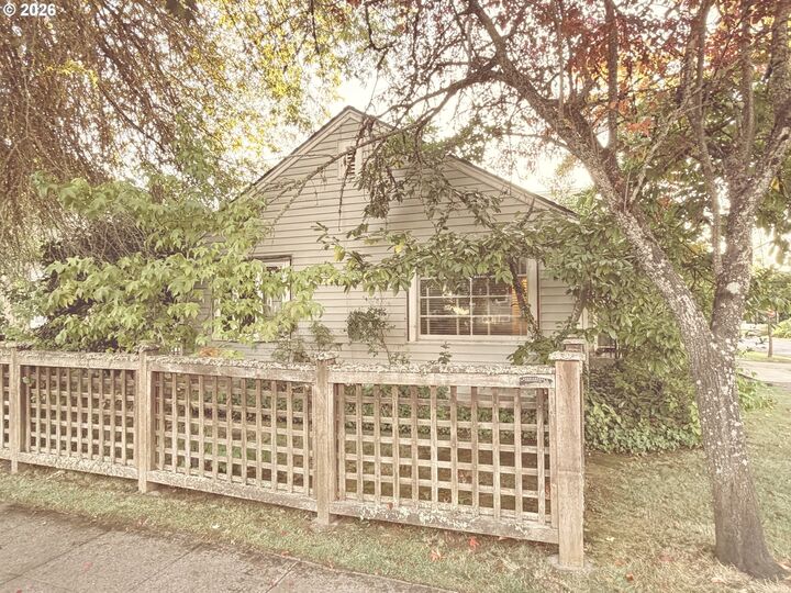 Property Photo: 890 E 22nd Ave OR 97405