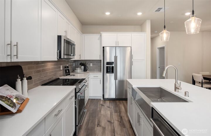 Property Photo: 6949 NE 184th Lane 403 WA 98028