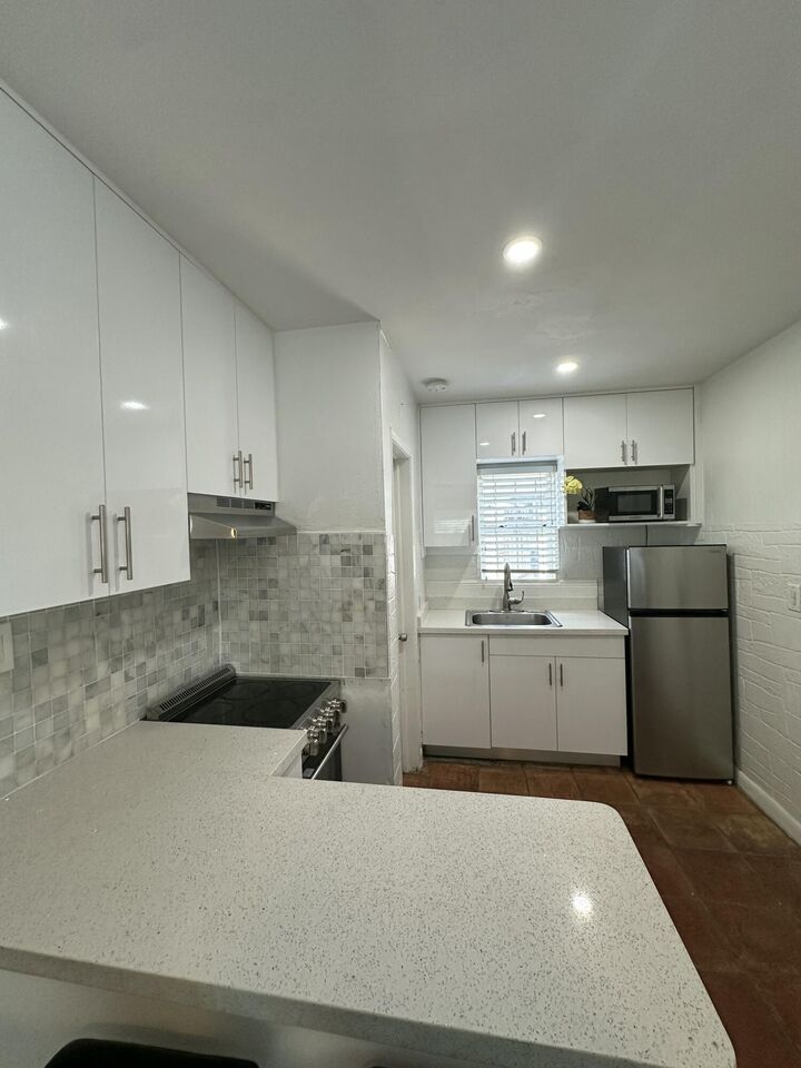 Property Photo:  2703 NE 6th Lane 2  FL 33334 