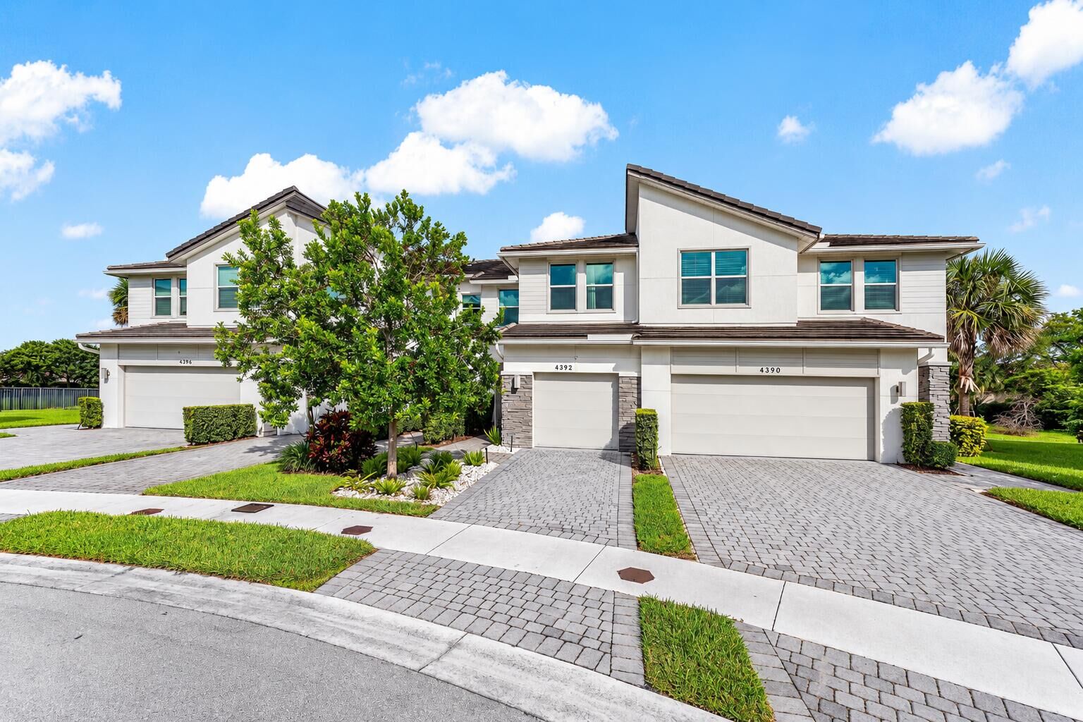 Property Photo: 4392 Veleiros Avenue FL 33064