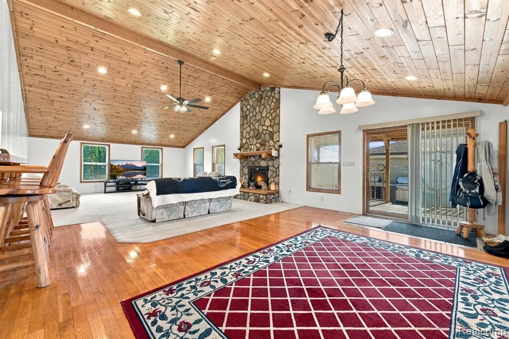 Property Photo: 13904 Bernice Avenue MI 48089